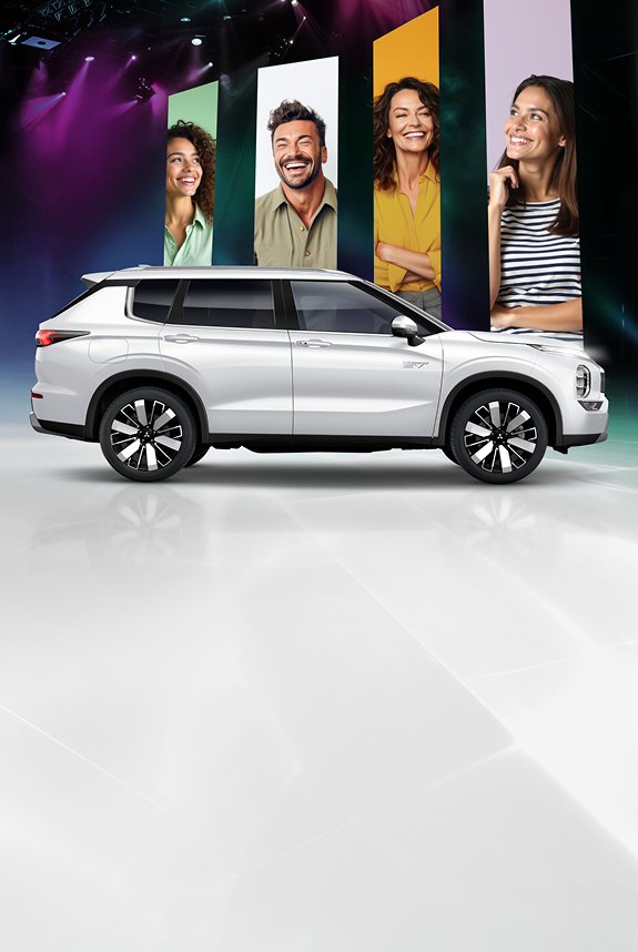 Mitsubishi Outlander Select in Weiß mit vier fröhlichen Menschen vor modernem Bühnen-Setting mit bunter Beleuchtung